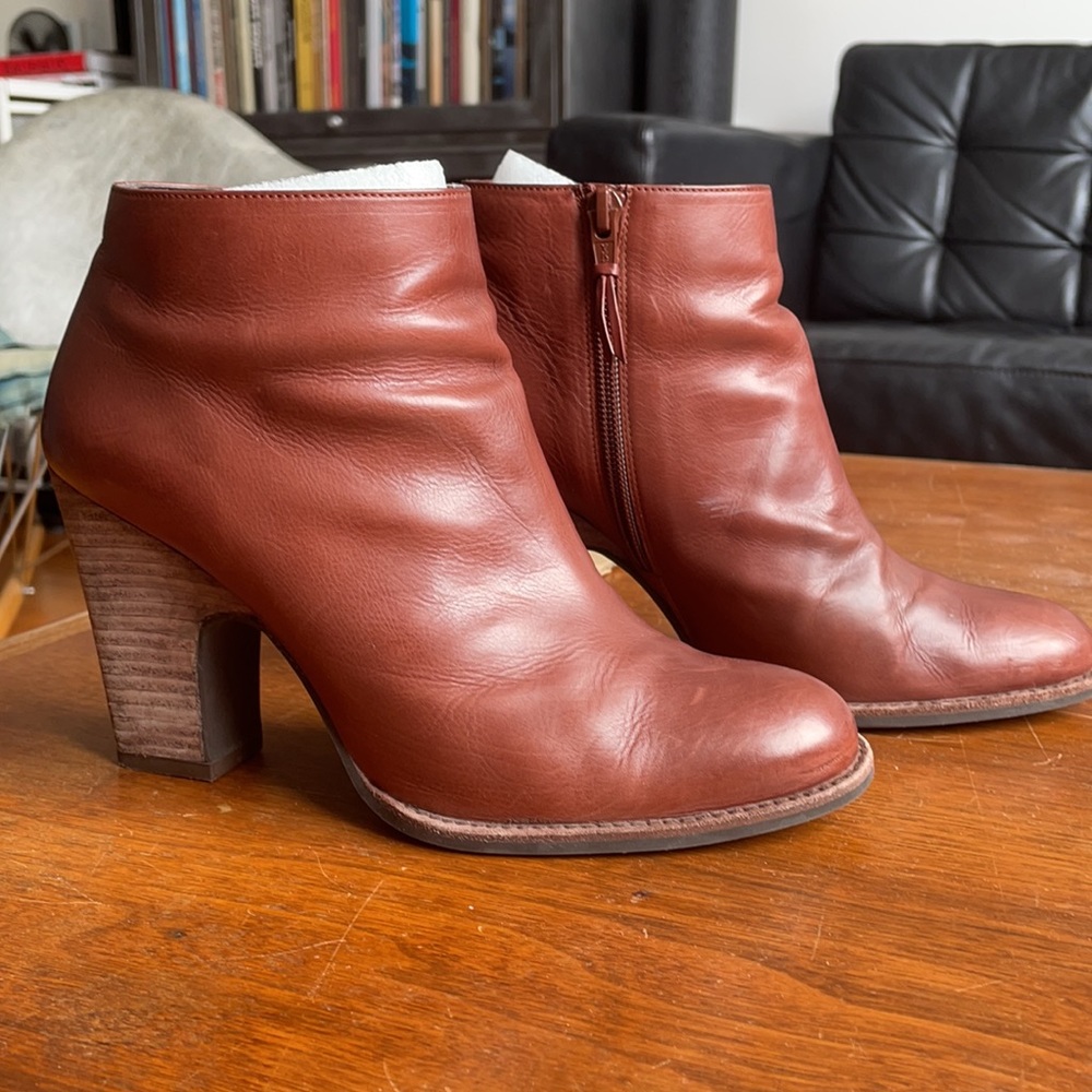 Stuart Weitzman Demigran brunette bootie in sz 7